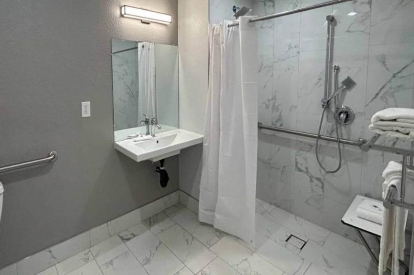 1 Queen Bed  ADA/RI Shower/Nsmk/Kitchen - foto 15