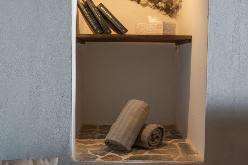 Spektakuläre Höhle mit zwei großen Terrassen am Meer - foto 33