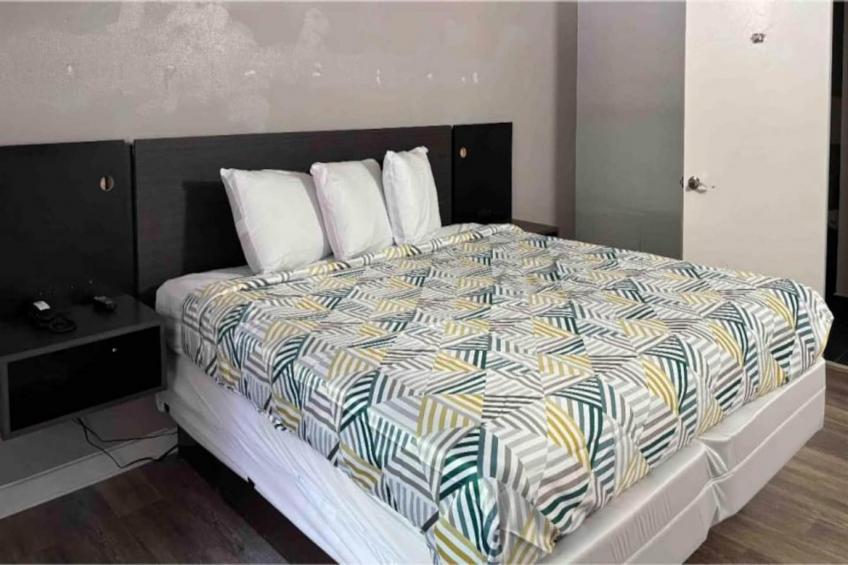 1 King Bed  Micfridge - foto 6