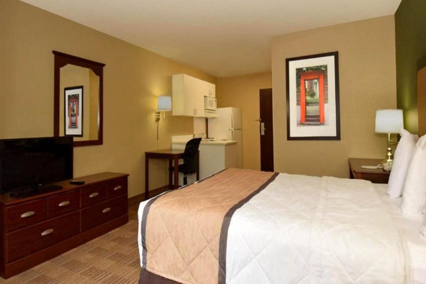1 Queen Bed  Non-Smoking Kitchen - foto 16