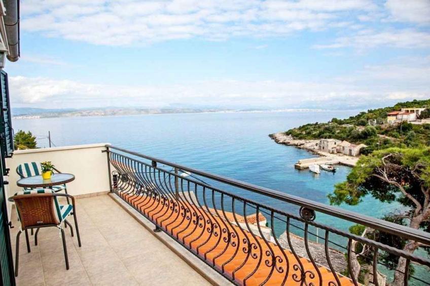 Holiday apartment with air conditioning and terrace right by the sea - BF-XJDBP