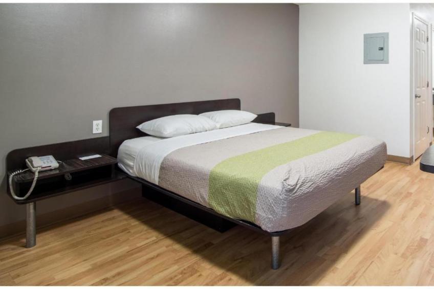 1 King Bed  Non-Smoking Micfridge - foto 12