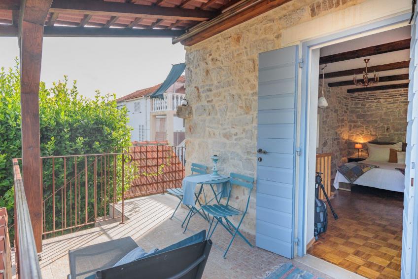 Traditionelles Steinhaus am Meer in Preko