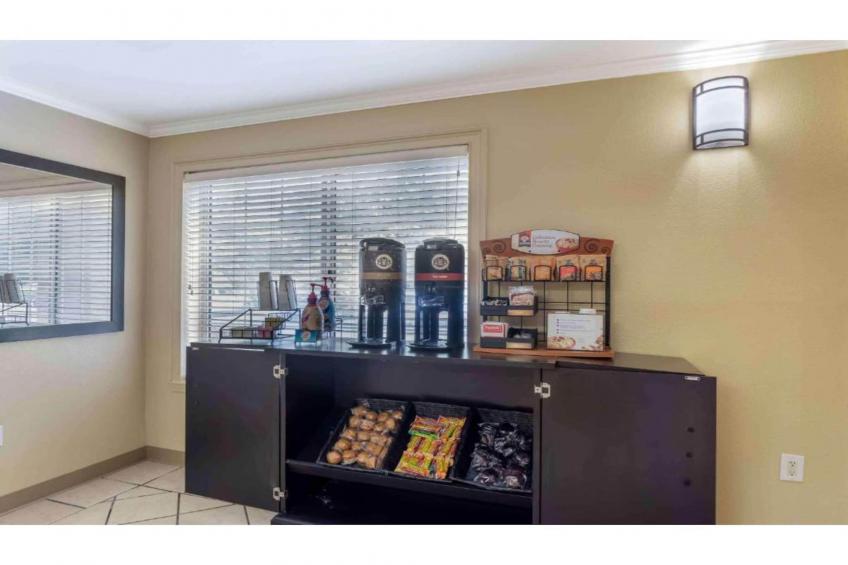 1 Queen Bed  Non-Smoking Kitchen - foto 8