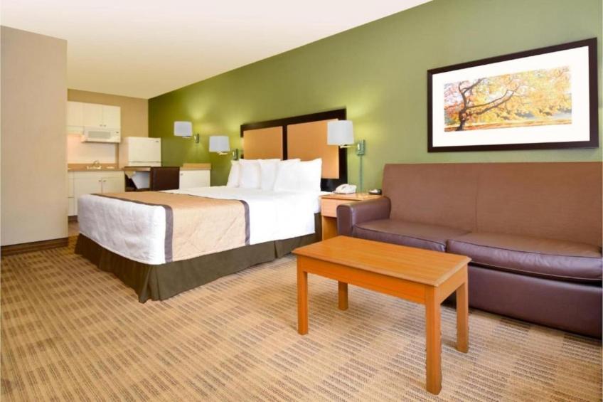 1 Queen Bed  ADA\/RI Shower\/Non-Smoking\/Kitchen - foto 34