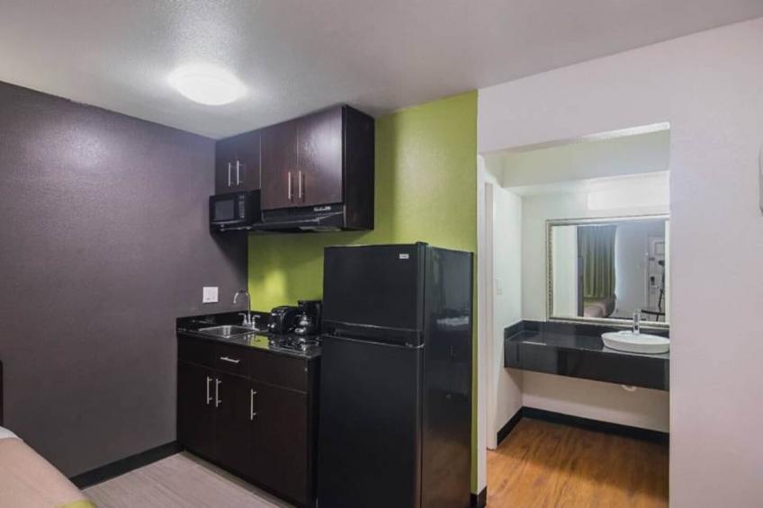 1 King Bed  Non-Smoking Kitchen - foto 11