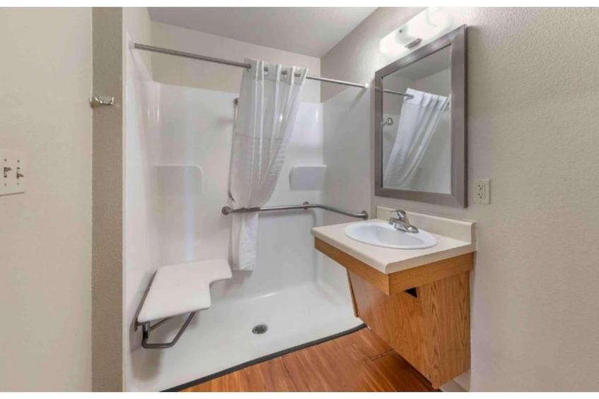 1 Full Bed | ADA\/Tub\/Non-Smoking\/Kitchen - foto 27