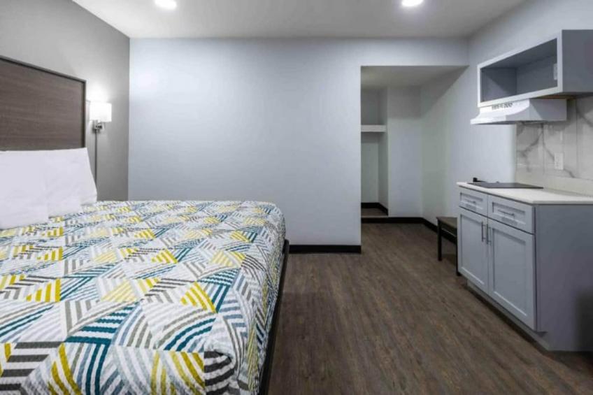 1 King Bed  Non-Smoking Kitchen - foto 16