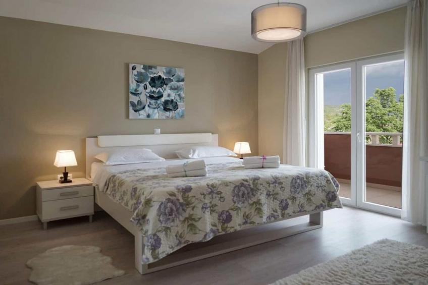 Peaceful Escape with Mountain Views, Heated Pool and Modern Amenities in Radošić - Four Bedroom Villa - foto 9