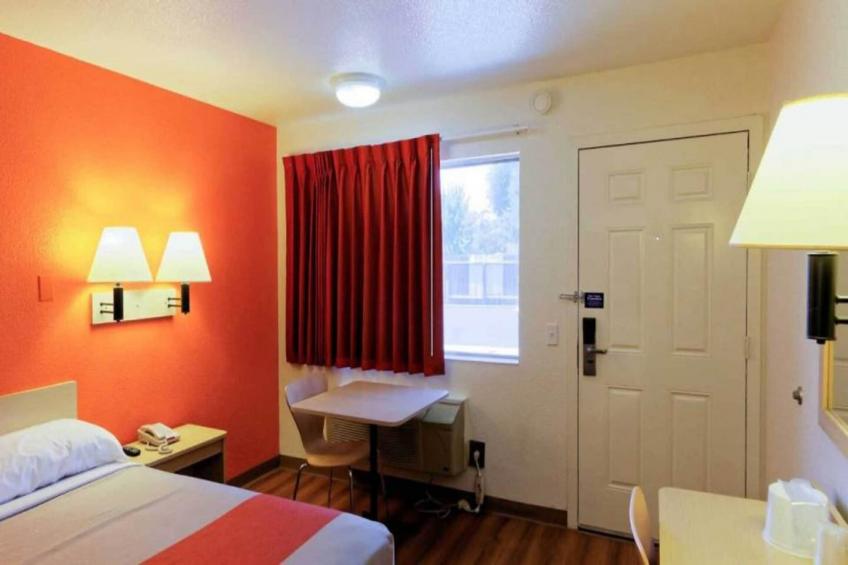 1 Queen Bed  Micfridge - foto 16