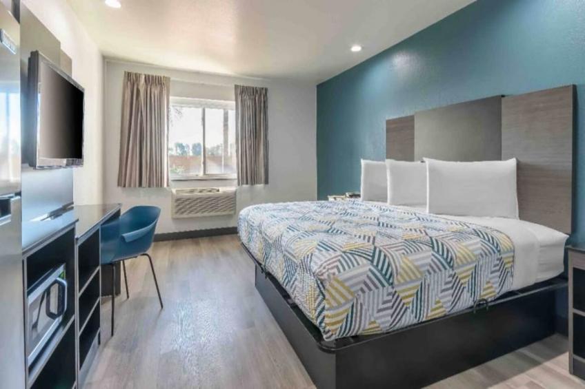 1 King Bed  Mob Acc Tub Ste Nsmk Micfridg - foto 13