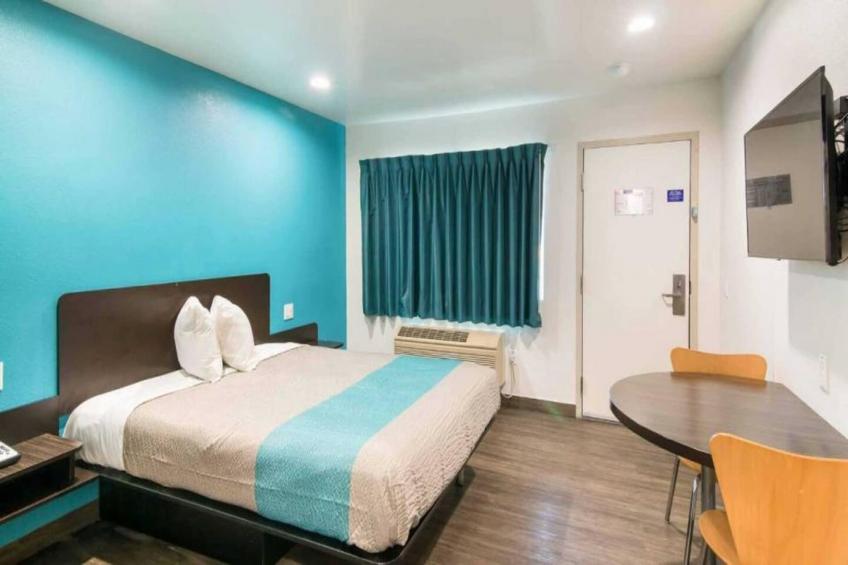 1 Queen Bed  Non-Smoking Micfridge - foto 16