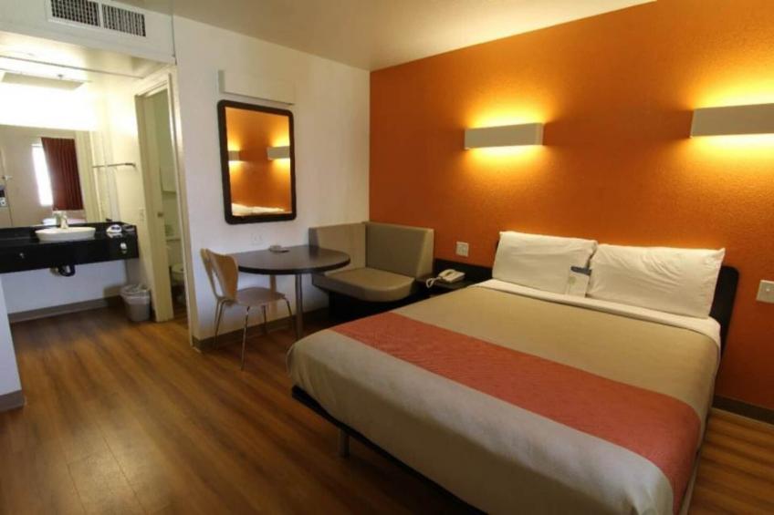 1 Queen Bed  Micfridge - foto 31