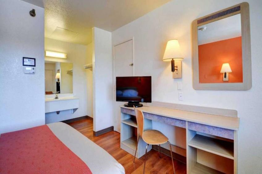 1 Queen Bed  Micfridge - foto 6