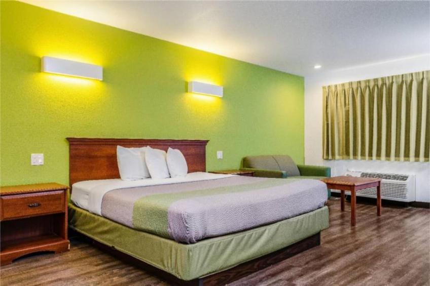 1 King Bed  Non-Smoking Kitchen - foto 9