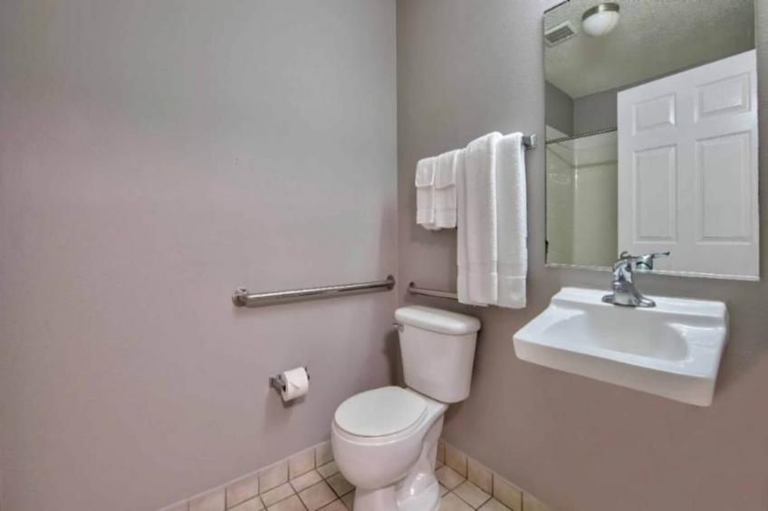1 Queen Bed  Mobility Accessible Tub Nsmk - foto 21