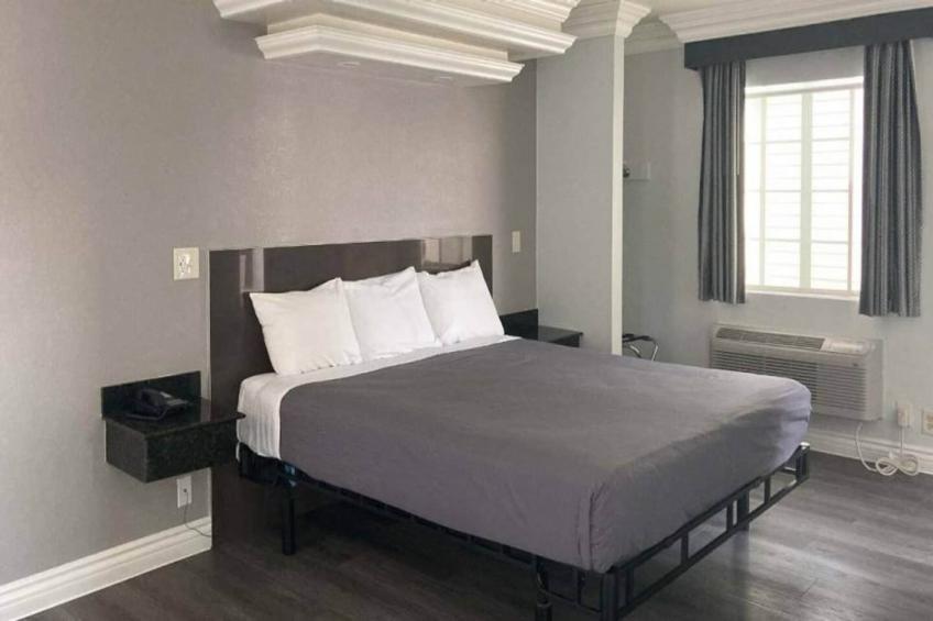 1 King Bed  Non-Smoking Micfridge - foto 6