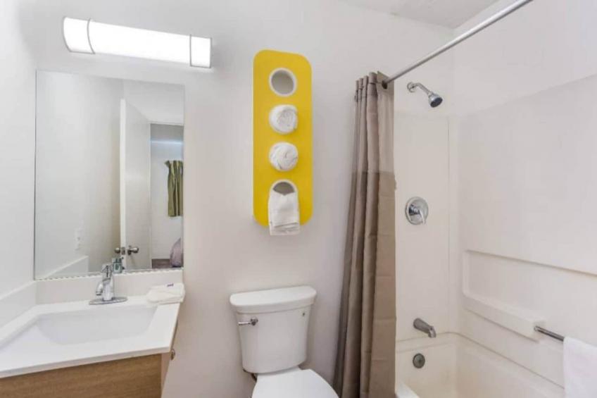 1 Full Bed  ADA/RI Shower/Micfridge - foto 9