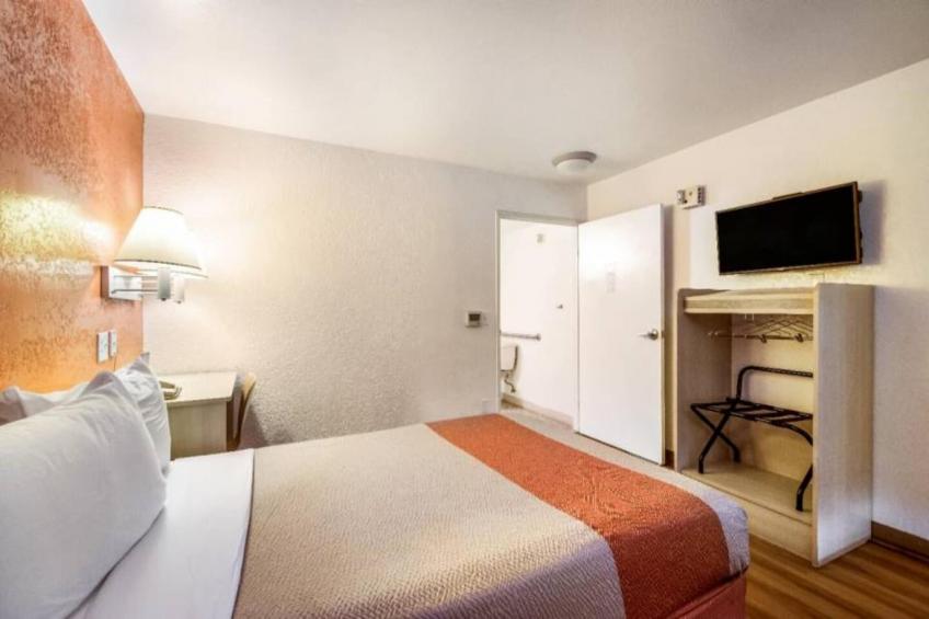 1 Queen Bed  Micfridge - foto 22