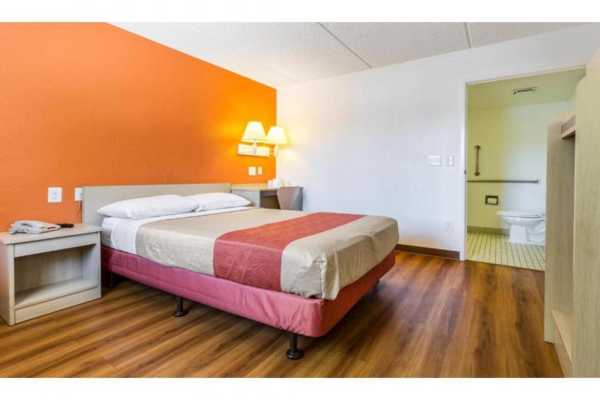 1 Full Bed  ADA/Tub - foto 6