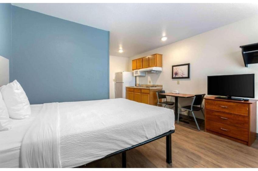 1 King Bed | Hearing Accessible, Kitchen - foto 7