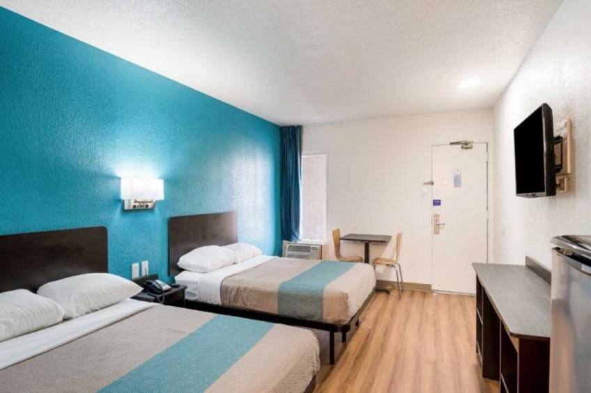 2 Full Beds  Non-Smoking Micfridge