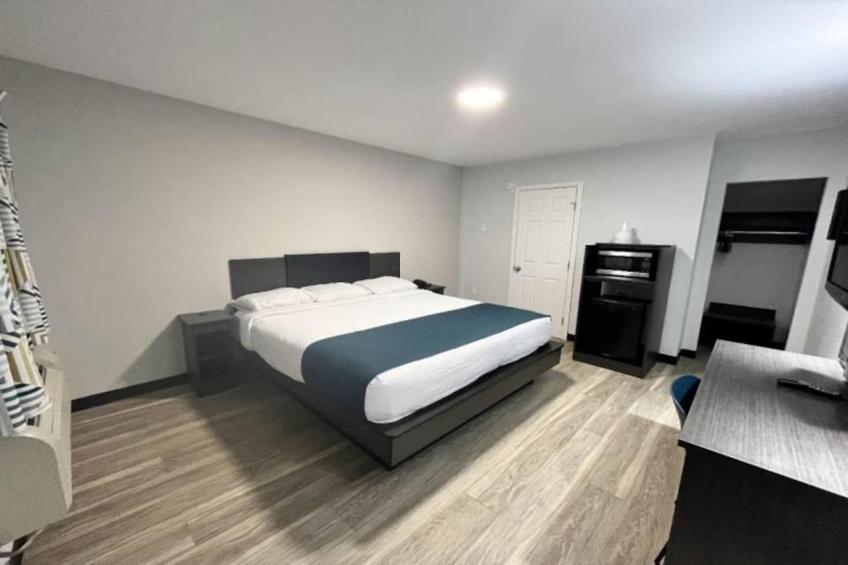 1 King Bed  Non-Smoking Micfridge - foto 4