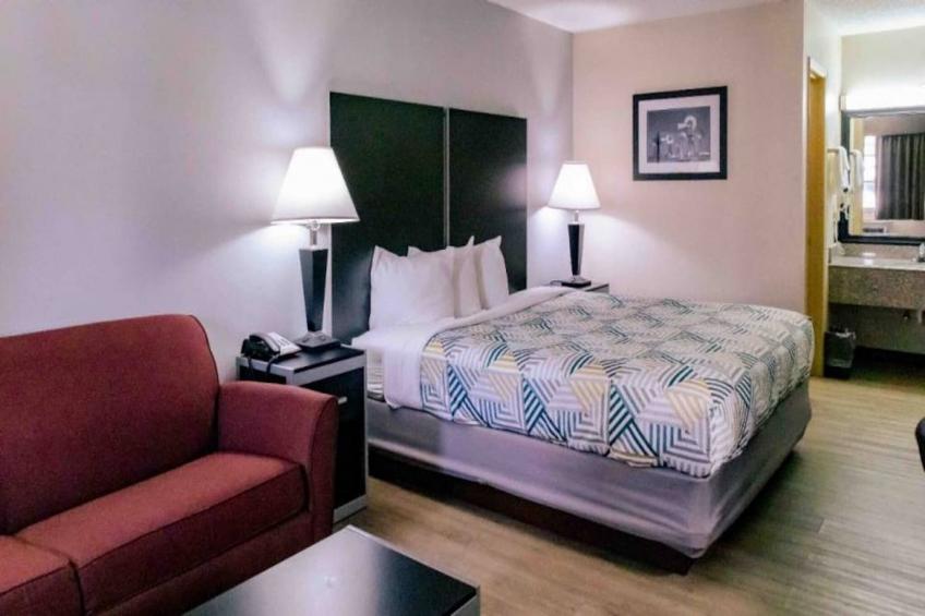 1 King Bed  Non-Smoking Micfridge Sofa-Bed - foto 6