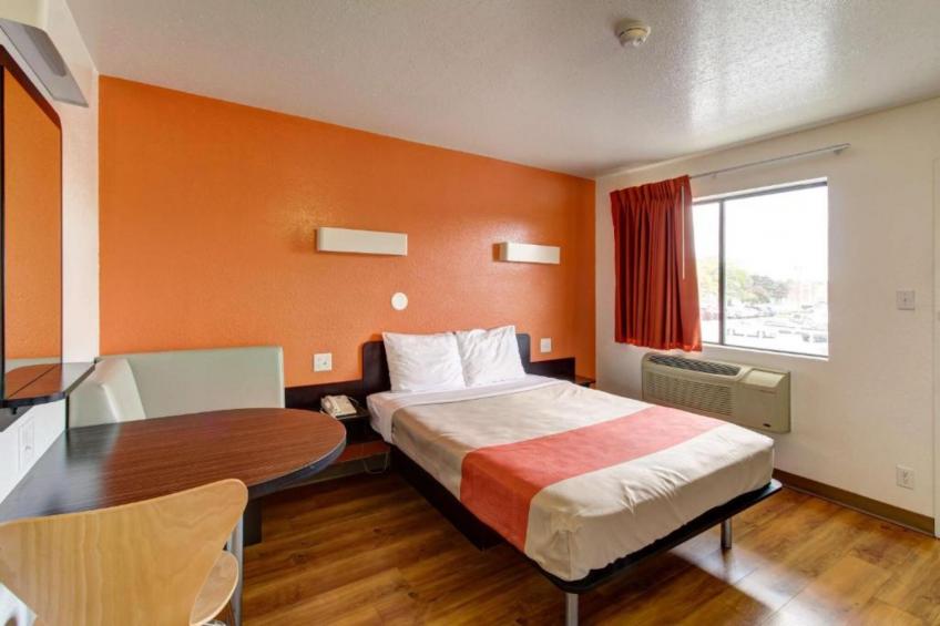 1 Queen Bed  Smoking Micfridge - foto 2