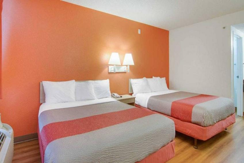 1 Queen Bed  Micfridge - foto 14