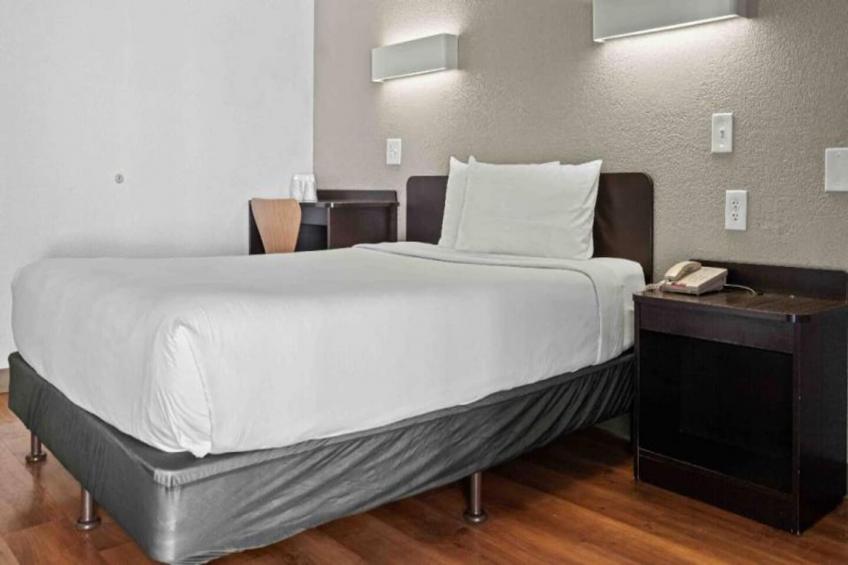1 Queen Bed  ADA/Tub/Micfridge - foto 9