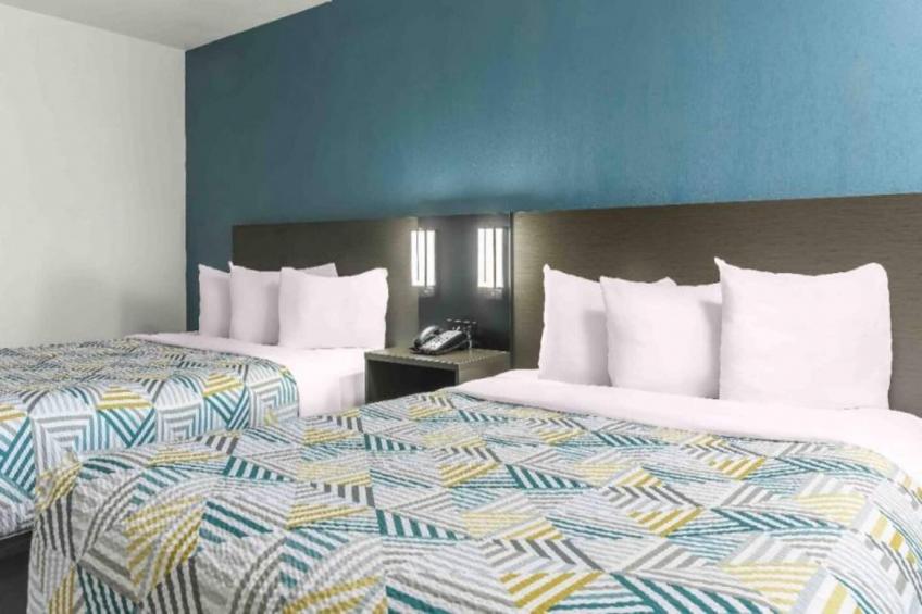 2 Queen Beds  Non-Smoking Micfridge - foto 8