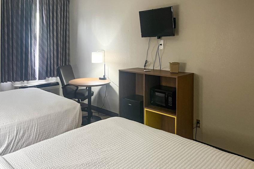 2 Queen Beds | Non-Smoking, Micfridge - foto 8