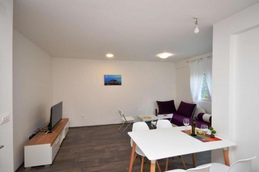 Adriatic Haven – Cozy Tivat Apartment with a Terrace - One Bedroom Apartment 1 - foto 3