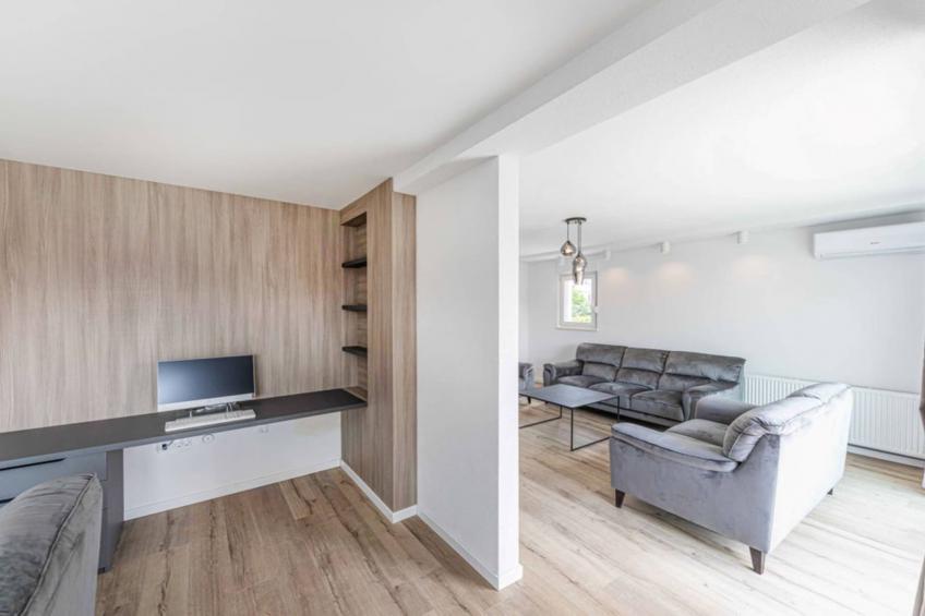 Expansive Retreat with Private Pool & BBQ, Near the Beach - Six Bedroom Villa - foto 5