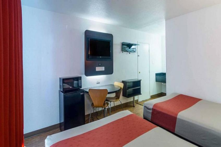 2 FULL BEDS  MOBILITY ACCESS RI SHWR NSMK - foto 3