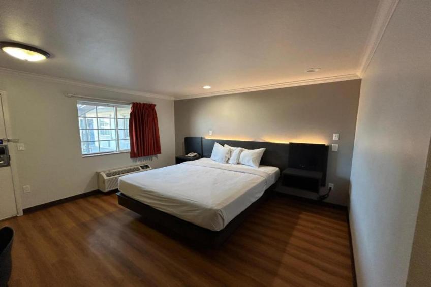 1 King Bed  Business Non-Smoking Micfridge - foto 8
