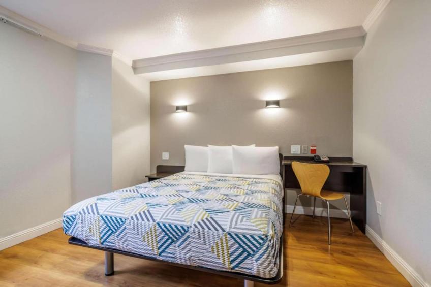 1 Queen Bed  Non-Smoking Micfridge - foto 11