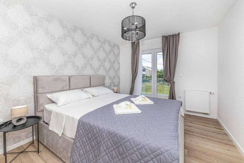 Expansive Retreat with Private Pool & BBQ, Near the Beach - Six Bedroom Villa - foto 16