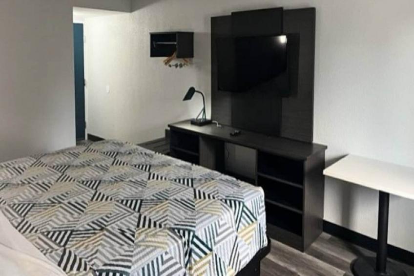 1 King Bed  Suite Non-Smoking Micfridge - foto 4