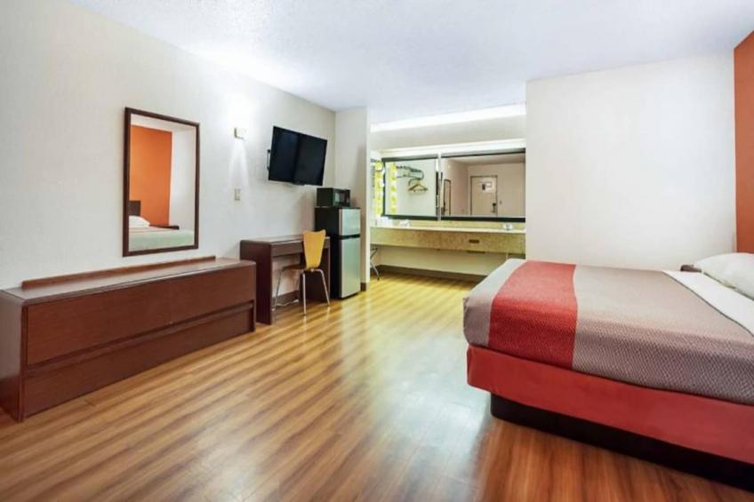 1 King Bed  Smoking Micfridge - foto 10
