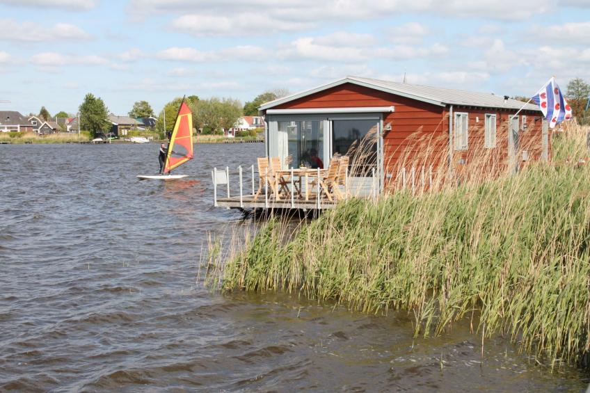 Boot "De Frijheit" mit Blick auf das Wasser