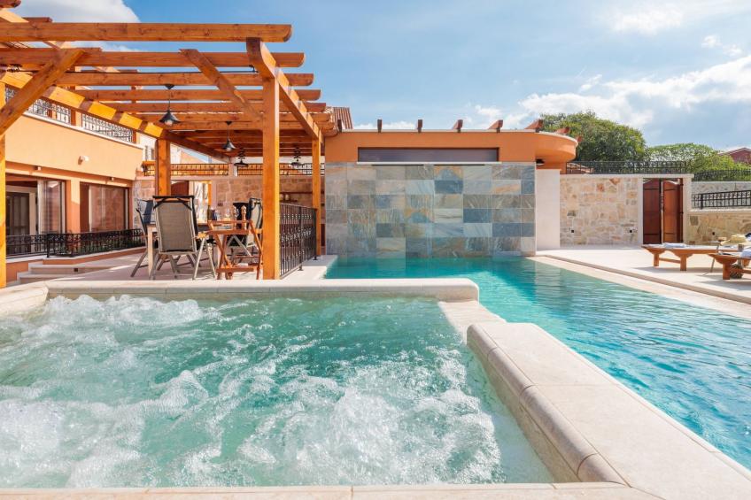 Die Höfe der Villa Ivan