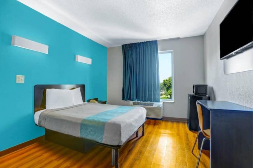 1 Queen Bed  Mobility Accessible Tub Nsmk - foto 5