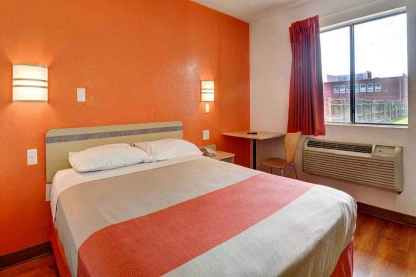 1 Queen Bed  Deluxe Micfridge