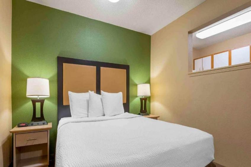 1 Queen Bed  Non-Smoking Kitchen - foto 27
