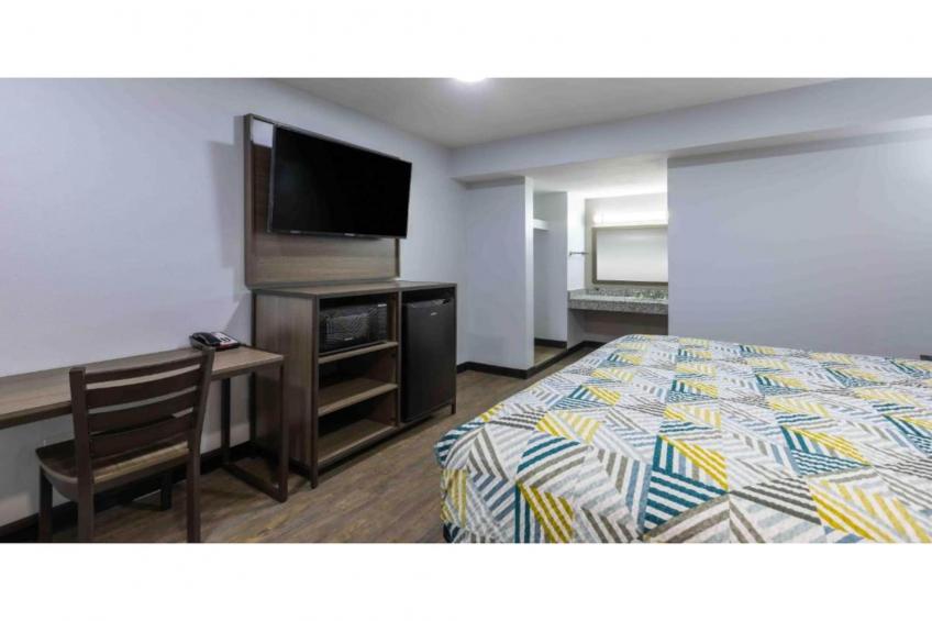 1 Queen Bed  Smoking Micfridge - foto 28