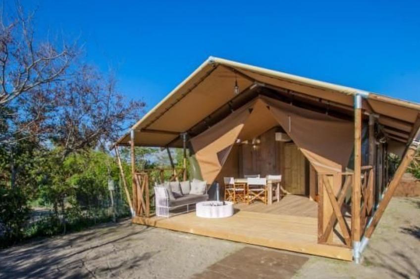 Gemütliches Safarizelt mit Grill und Garten