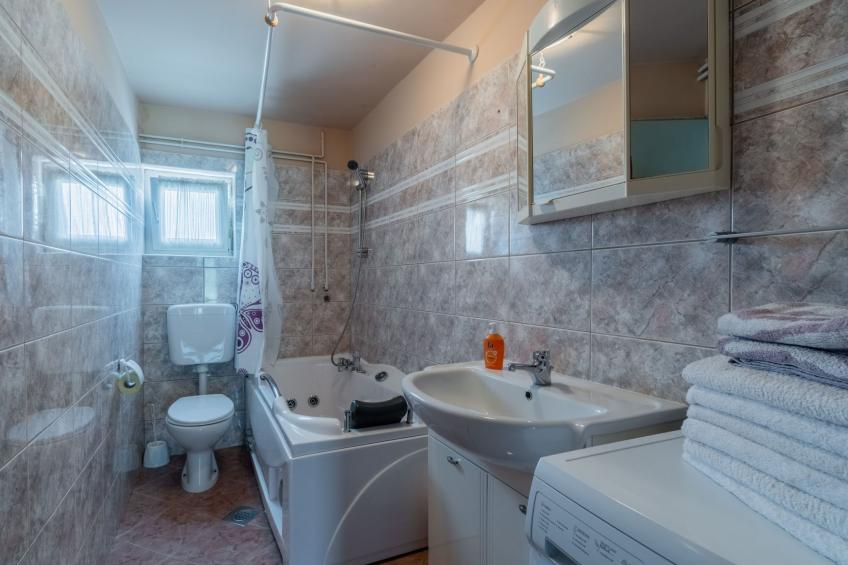 Schönes Haus mit großer grüner Umgebung, Pool - foto 31