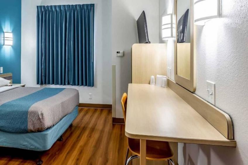 1 King Bed  Non-Smoking Micfridge - foto 4